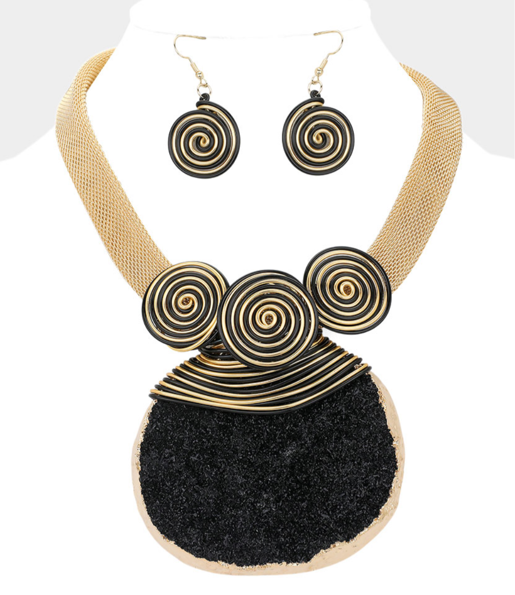 Oversized Pendant Accented Metal Wired Statement Necklace