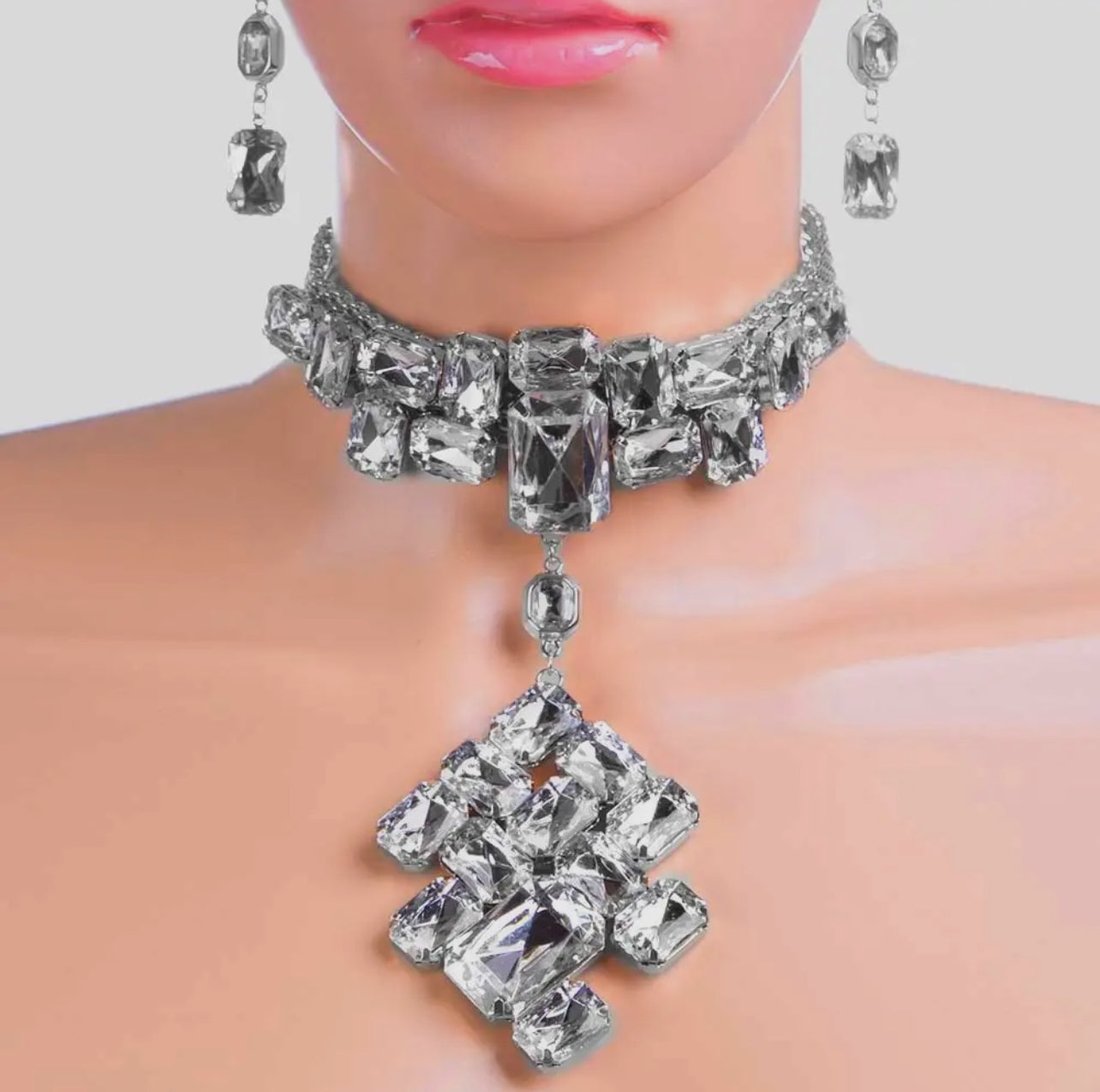 CHOKER NECKLACE SET WITH CLEAR STONES LARGE PENDANT