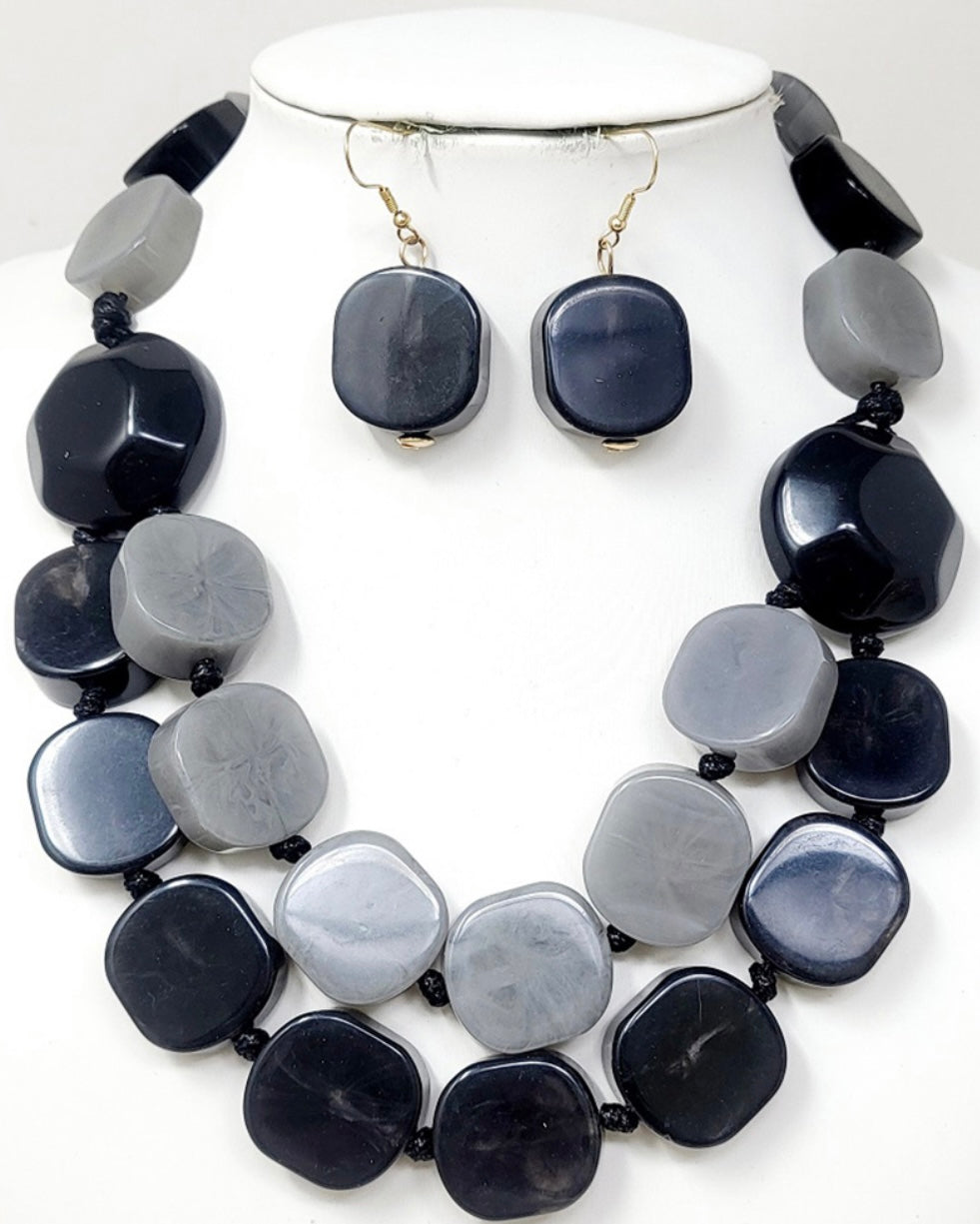 Chunky Resin Pebble Beaded Statement Necklace_Black