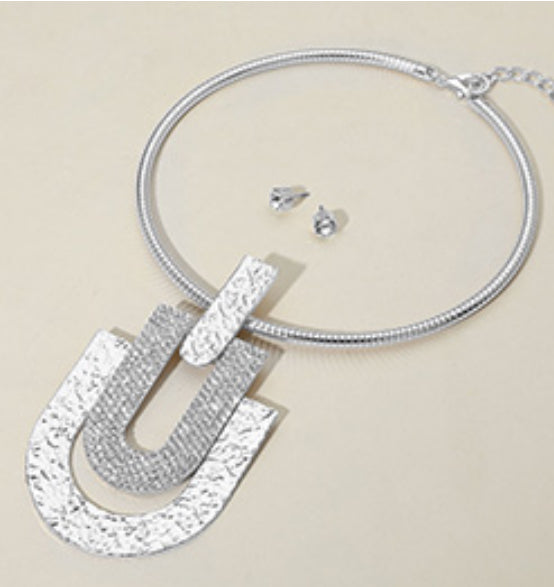 Stone Paved Hammered Necklace