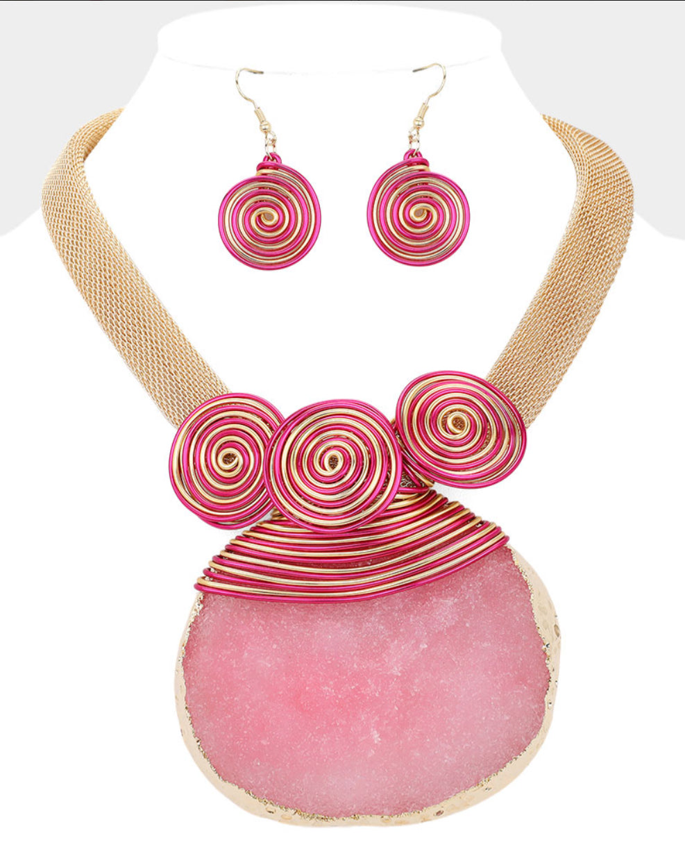 Oversized Pendant Accented Metal Wired Statement Necklace