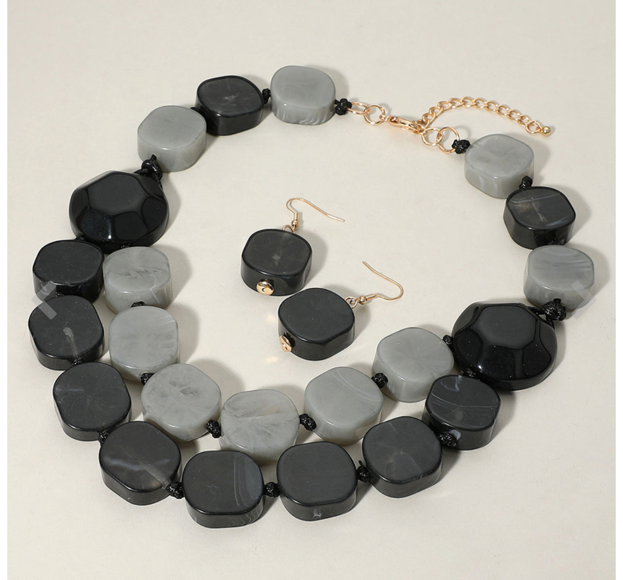 Chunky Resin Pebble Beaded Statement Necklace_Black