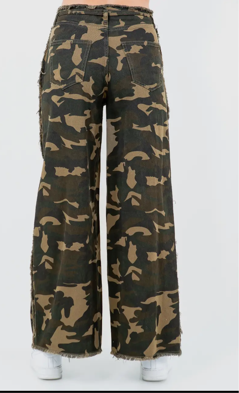 CAMO FRAYED EDGE WIDE LEG PANTS