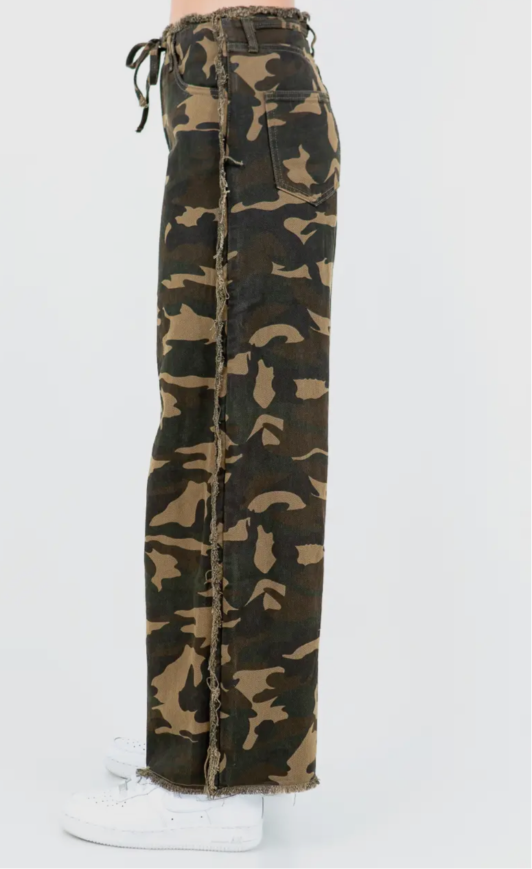 CAMO FRAYED EDGE WIDE LEG PANTS