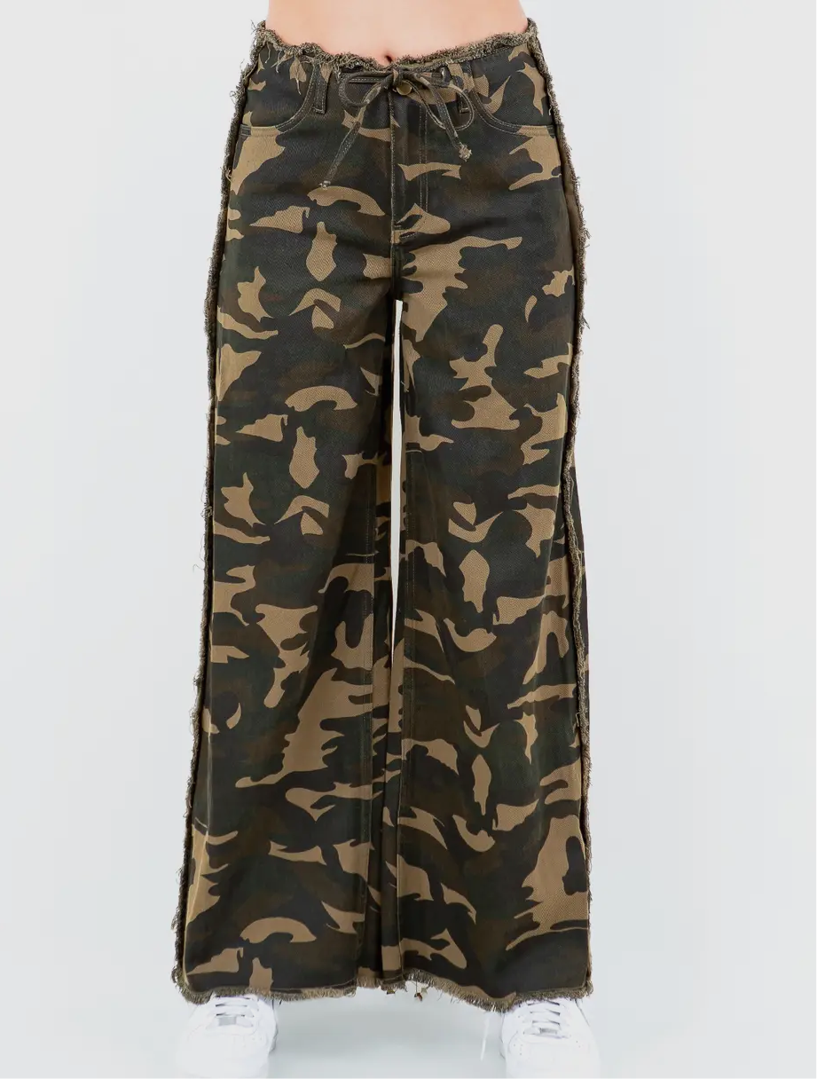 CAMO FRAYED EDGE WIDE LEG PANTS
