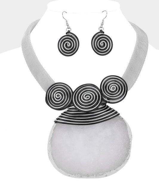 Oversized  Pendant Accented Metal Wired Statement Necklace